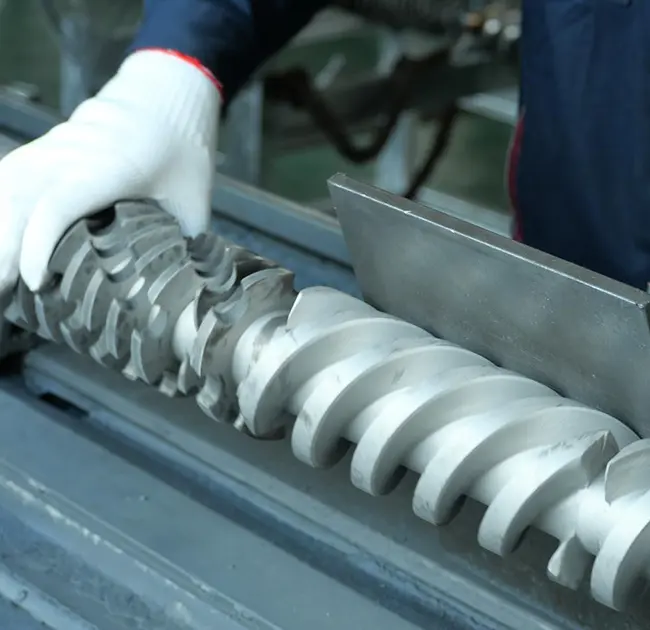 ايڪسٽروڊر ۾ ڪارا لڪير بار بار ڇو ظاهر ٿيندا آهن؟ اهو آرٽيڪل توهان کي سيکاريندو ته ڪيئن تڪڙو اندازو لڳايو ته ڇا اهو بيرل يا اسڪرو سان مسئلو جي سبب آهي.